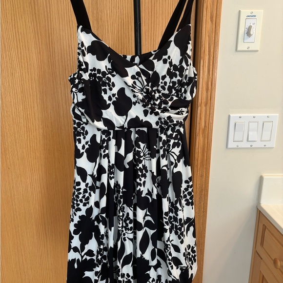 NEW FOREVER 21 Black & White Dress- Size Small - Picture 2 of 10